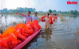 Công an Hà Nội giúp dân xã Trung Giã khắc phục hậu quả bão số 11