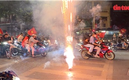Giao thông Hà Nội 'đứng hình' vì pháo hoa bắn giữa ngã tư sau chiến thắng U22 Việt Nam
