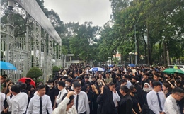 TP Hồ Chí Minh: Người dân đội mưa đến viếng Tổng Bí thư Nguyễn Phú Trọng 