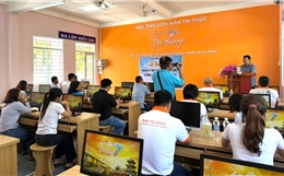 Doanh nhân TP Hồ Chí Minh tặng quà cho học sinh nghèo Đồng Tháp và An Giang