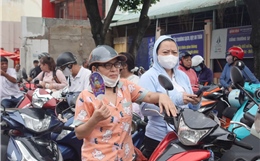 TP Hồ Chí Minh: Phụ huynh hồi hộp đợi con trước cổng trường thi