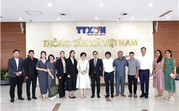Đoàn nhà báo Bộ Thông tin Vương quốc Campuchia thăm và làm việc với báo Tin tức và Dân tộc 