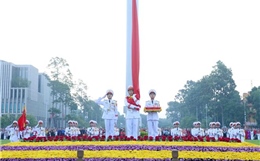 Trào dâng lòng yêu nước trong lễ chào cờ đặc biệt sáng 2/9