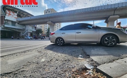 Thi công hạ tầng cẩu thả, người dân Hà Nội khốn khổ vì mặt đường đầy &#39;ổ gà&#39;