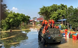 Dàn xe đặc chủng lội nước hỗ trợ người dân vùng lũ lụt Hà Nội
