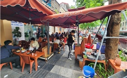 Nhức nhối tình trạng &#39;xẻ thịt&#39; vỉa hè làm hàng quán, bãi xe ở Hà Nội