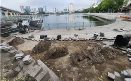 Vừa cải tạo, đá lát đường đi bộ ven hồ Đống Đa đã bị bóc lên làm lại