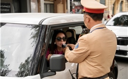Cảnh sát giao thông Hà Nội kiểm tra nồng độ cồn Mùng 1 Tết