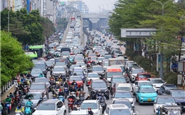 Người dân rời phố nghỉ Tết, cửa ngõ Thủ đô tắc cứng