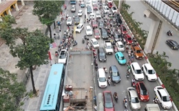 Người dân Hà Nội 'chật vật' di chuyển vì 'lô cốt' án ngữ trên nhiều tuyến đường