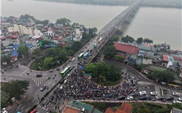 Cầu Chương Dương 'kẹt cứng' sau khi Hà Nội cấm xe qua cầu Long Biên