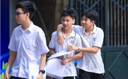 Hình ảnh thí sinh Hà Nội đi làm thủ tục dự thi vào lớp 10