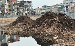 Sau chỉ đạo của Bí thư Hà Nội, lòng kênh La Khê vẫn ngổn ngang đất, cát