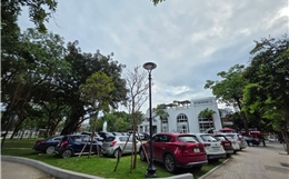 Vừa chi tiền tỷ chỉnh trang, vườn hoa bán đảo hồ Đống Đa đã bị ô tô bủa vây