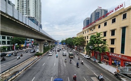 Hình ảnh khác lạ tại ‘điểm đen’ ngập úng Hà Nội sau trận mưa rả rích nhiều ngày