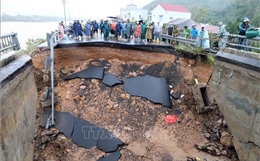 Sập mố cầu Lò Gốm do nước lũ