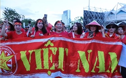 Cổ động viên tràn ngập ngoài sân Rajamangala 'tiếp lửa' cho U22 Việt Nam