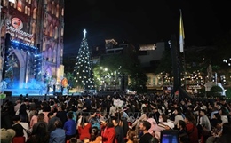 Hà Nội: Người dân đổ về các nhà thờ, khu vui chơi chờ đón đêm Giáng sinh năm 2025