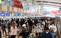 Sân bay Nội Bài đông nghẹt người trước kỳ nghỉ Tết