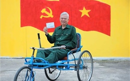 Các cử tri Trung tâm Điều dưỡng Thương binh Thuận Thành thực hiện quyền công dân