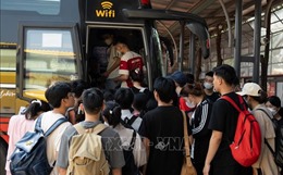 Lượng người đổ về các bến xe tại Hà Nội tăng cao trước ngày nghỉ lễ 30/4 và 1/5