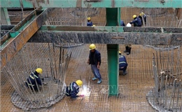 &#39;Vượt nắng, thắng mưa&#39; để đảm bảo tiến độ thi công cầu đường bộ qua sông Hồng