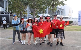 Cổ động viên Việt Nam tới sân Rajamangala tiếp sức cho U22 Việt Nam