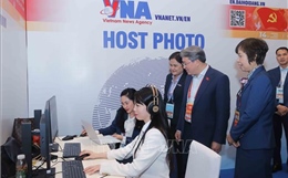 Nhiều đồng chí lãnh đạo thăm khu vực tác nghiệp của TTXVN tại Đại hội XIV của Đảng