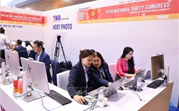 Phóng viên TTXVN tác nghiệp tại Đại hội XIV của Đảng