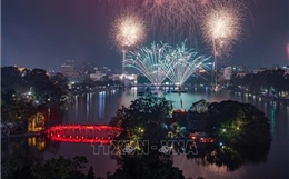 Pháo hoa chào năm Bính Ngọ bừng sáng trên bầu trời Hà Nội