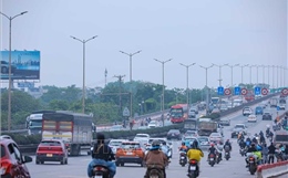 Dòng người hối hả quay trở lại Hà Nội sau dịp nghỉ lễ 30/4 - 1/5