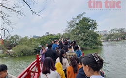 Hàng nghìn người dân xếp hàng tham quan tại các điểm di tích Hà Nội mở cửa miễn phí