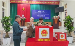 Những cử tri ở tuổi 'xưa nay hiếm' đi bầu cử sớm