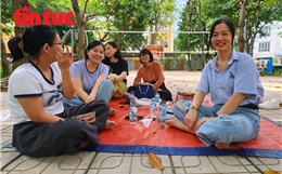Thi lớp 10 Hà Nội: Phụ huynh đợi con ngoài phòng thi dưới trời oi bức 
