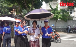 Những hình ảnh đẹp tình nguyện trong mùa thi