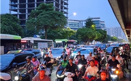 Dòng người hướng về sân Mỹ Đình cổ vũ cho đội tuyển Việt Nam
