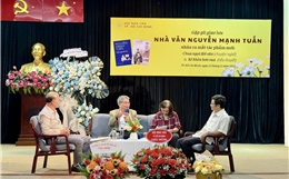 Nhà văn 80 tuổi dành tặng toàn bộ tiền bán sách cho đồng bào vùng lũ