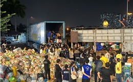 Sinh viên TP Hồ Chí Minh thức trắng đêm gói ghém nghĩa tình gửi về miền Trung