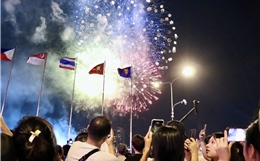 TP Hồ Chí Minh rực rỡ pháo hoa, người dân nô nức vui đón đại lễ 