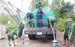 Bộ đội Biên phòng vận chuyển nước sạch miễn phí giúp hơn 100 hộ dân vùng lũ