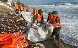 Hơn 100 cán bộ, chiến sĩ quân đội tham gia khắc phục sạt lở bờ kè đê biển ở Đà Nẵng