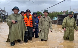 Sáng 22/11, lực lượng Vùng 4 Hải quân hỗ trợ di dời hơn 5.000 người dân khỏi các điểm ngập sâu