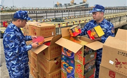 Cảnh sát biển bắt giữ vụ vận chuyển trái phép pháo nổ số lượng lớn trong ngày đầu năm mới
