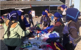 Du khách ‘đắm chìm’ trong sắc màu chợ phiên thổ cẩm vùng cao Y Tý