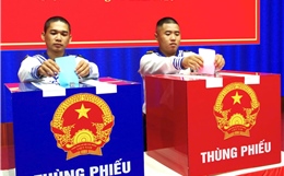 Chùm ảnh bầu cử sớm của cử tri đi làm nhiệm vụ trên biển 