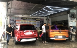Dịch vụ rửa xe ngày Tết ‘hốt bạc’, xe ô tô xếp hàng dài chờ đến lượt