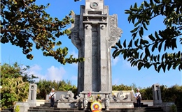 Quân dân Trường Sa dâng hương các anh hùng liệt sĩ trước ngày bầu cử đại biểu Quốc hội khóa XVI