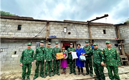 Đồn Biên phòng Lũng Cú hỗ trợ người dân khắc phục hậu quả dông lốc