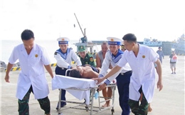 Y bác sĩ bệnh xá Trường Sa cấp cứu khẩn cấp ngư dân bị đứt lìa cẳng chân