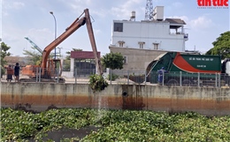 TP Hồ Chí Minh: Công nhân ngâm mình dưới kênh Nước Đen để dọn rác